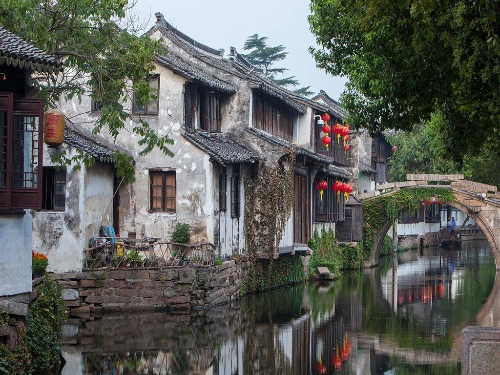 和妈妈去逛商场，忽然她接了个电话说是领导请喝茶让我自己回家先，她就穿成这样去赴约了？到现在还没回游戏画面